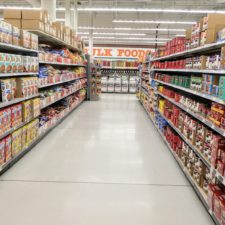 Rayon épicerie alimentaire en supermarché en 2024, France