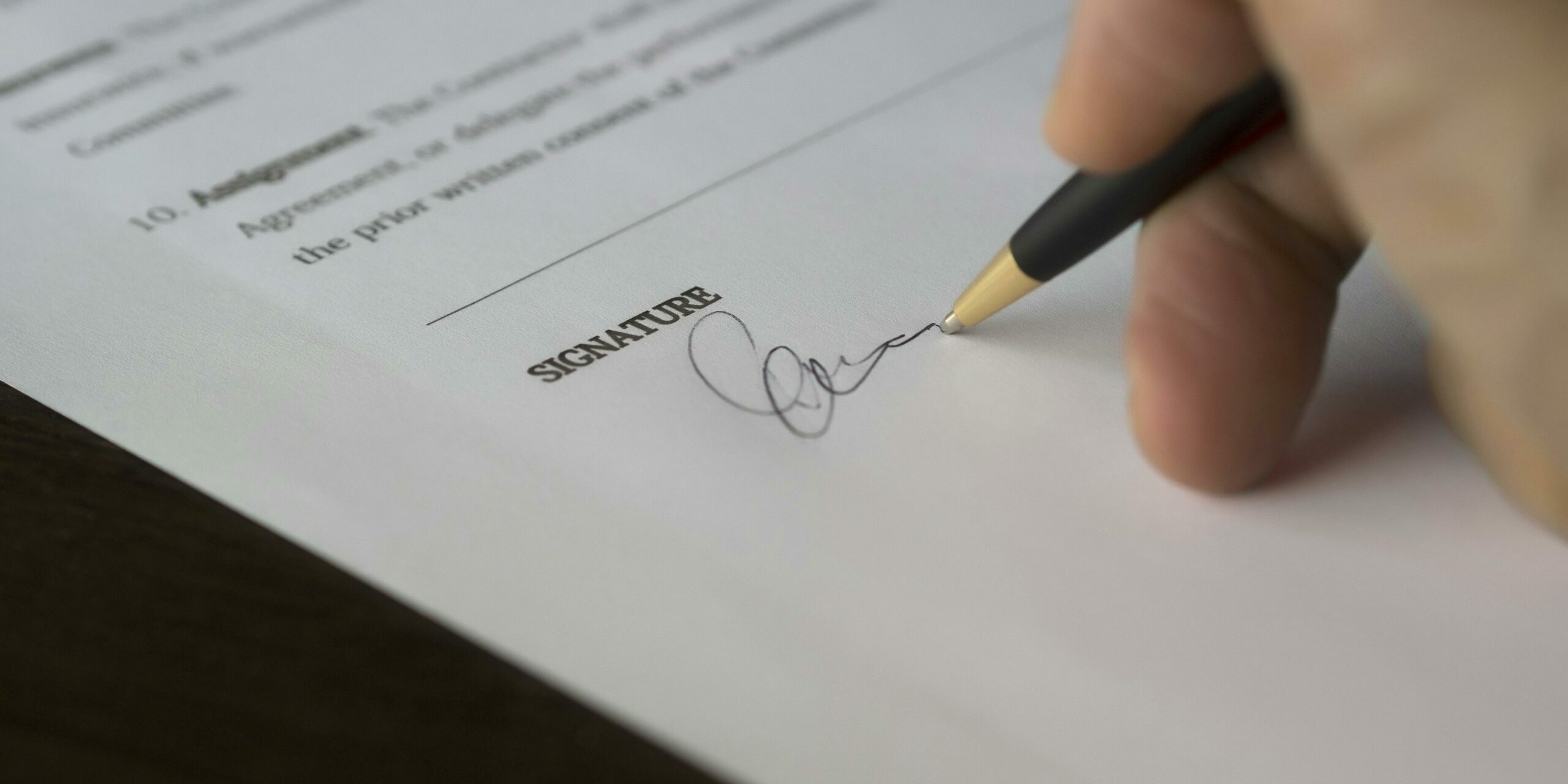 Supplément et intéressement Intéressement et participation Illustration représentant des documents juridiques et des accords d'entreprise - Axia Consultants