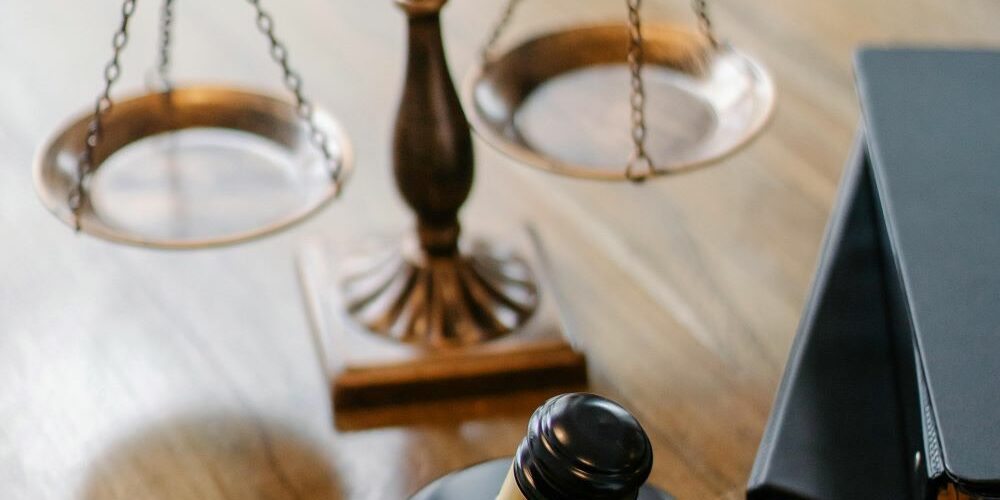 Index egalité femmes-hommes Balance et marteau de justice représentant l'index d'égalité hommes-femmes : symboles de justice et d'équité dans le monde professionnel.