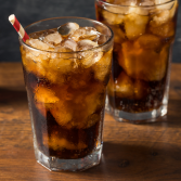 Boisson rafraîchissante en bouteille illustrant les tendances du marché des boissons sans alcool en 2023, marquées par des défis économiques et environnementaux.