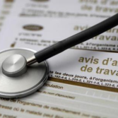 Illustration d'un salarié en arrêt de travail, soulignant les nouvelles règles européennes sur l'acquisition de congés payés durant un arrêt maladie.