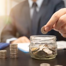 Photographie illustrant un chef d'entreprise aui renforce le pouvoir d'achat de ses salariés avec le PPV